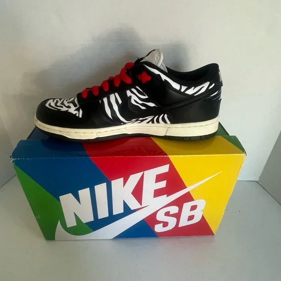 Nike Sb Dunk low og qs Quartersnacks size 8.5 Zebra print new in box.